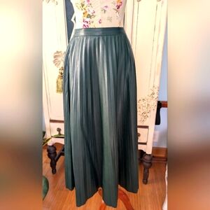 Elegant Green Pleated Faux Leather‎ Skirt